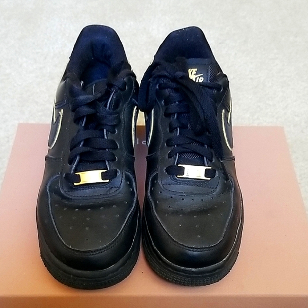 Nike Women's Black and Gold Athletic Shoes EUC SIZE 7